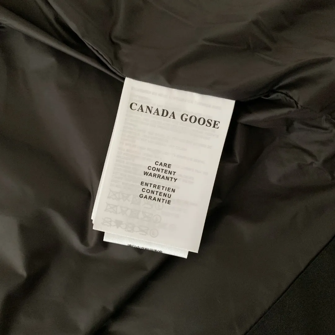 Style number: Y 138 𝑪𝒂𝒏𝒂𝒅𝒂 𝑮𝒐𝒐𝒔𝒆Canada Goose counter level! Canadagoose/Canada Goose New Arrival "2078APPSeries" down vest for men and women Material list: 1⃣ Original custom-made double plain 9500-100% nylon nylon fabric 2⃣ Original YKK zipper, non-sub-factory product 3⃣ National standard 80% white duck down from Guangzhou Inspection, (zp uses 80% white duck down/any boasts of 90% are fake) Material analysis characteristics: 1⃣ Original factory/9500-100% nylon 100% nylon Lurex yarn is actually 100% nylon, which is rarely pure now. Most of them are mixed with cotton thread or polyester. Our top original version is developed in accordance with ZP and uses the same material. 2⃣ As we all know, the original version uses 80% white duck down. The fill power refers to the cubic inches of volume occupied by each ounce (30 grams) of down under certain conditions. If the space occupied by one ounce of down is cubic inches, the fill power of the down is called . So we can simply understand it as: fill power is the volume of down, and the volume of down is fill power. The higher the fill power of down, it means that under the same filling amount, down can fix a larger volume of air layer to keep warm and insulate, so the warmth retention of down is better. Size:XS-2XL Color: Navy Blue Beige Gray Black Label Gray Red Label Black Red Label Black Black Label Red Blue Pink